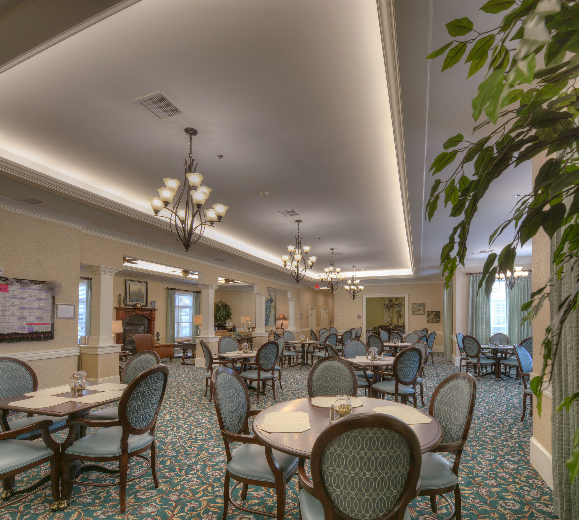 Assisted Living Facilities in Clermont - Community dining room